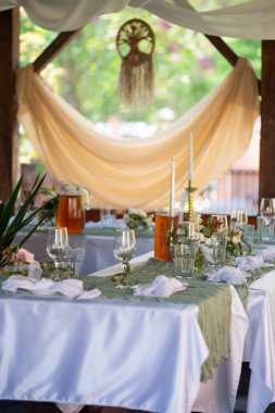 Bahçedeki düğün masası.