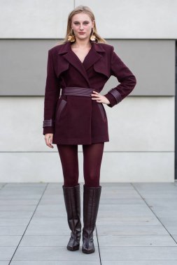 Şehir parkındaki güzel genç bir kadının portresi..