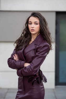 Siyah derili güzel esmer kadın dışarıda poz veriyor.