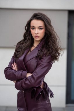 Şık Ceketli Genç Kadın