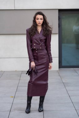 Şık giyinmiş şık bir genç bayan.