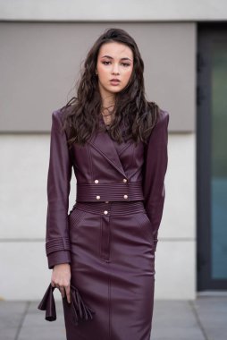 Şık bir paltosu olan güzel genç bir kadın.