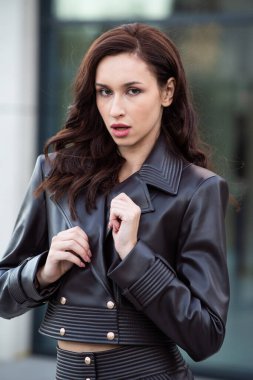 Şehirde poz veren genç bir kadının portresi