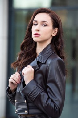 Sonbahar şehrinde deri ceketli genç bir esmer.