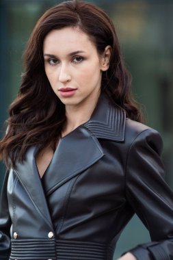 Siyah deri ceketli güzel bir kadın.