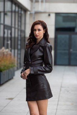 Paltolu ve siyah deri ceketli güzel bir kadın.