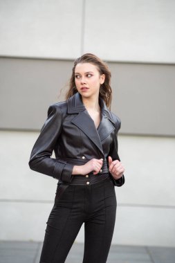 Sokakta poz veren siyah deri ceketli güzel bir kadın..