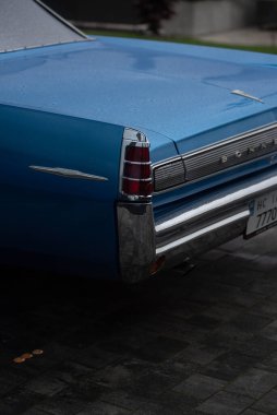 mavi ve beyaz klasik araba