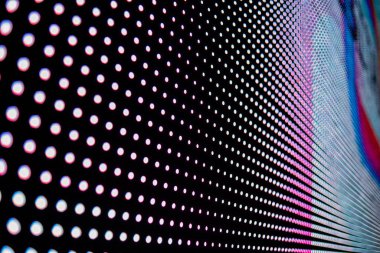 Elektronik müzik konserinde veya gece partisi etkinliğinde parlayan piksellerin ve dinamik sahne ışıklandırmasının soyut arka planında dijital ekranda renkli LED ışıkları