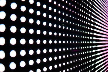 Elektronik müzik konserinde veya gece partisi etkinliğinde parlayan piksellerin ve dinamik sahne ışıklandırmasının soyut arka planında dijital ekranda renkli LED ışıkları