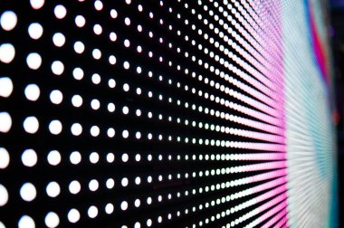 Elektronik müzik konserinde veya gece partisi etkinliğinde parlayan piksellerin ve dinamik sahne ışıklandırmasının soyut arka planında dijital ekranda renkli LED ışıkları