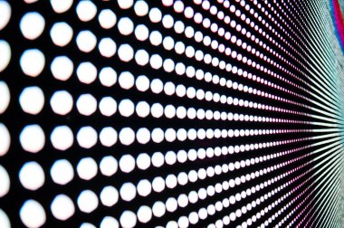 Elektronik müzik konserinde veya gece partisi etkinliğinde parlayan piksellerin ve dinamik sahne ışıklandırmasının soyut arka planında dijital ekranda renkli LED ışıkları