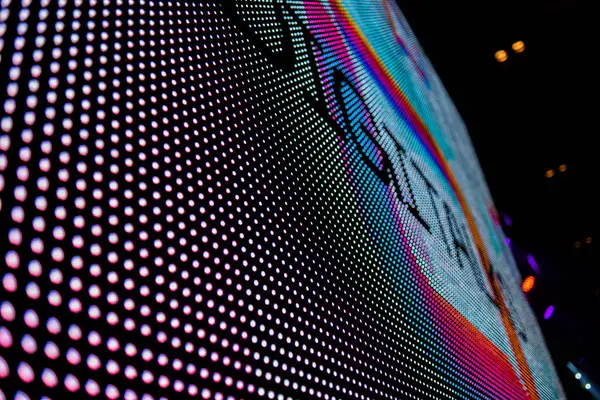 Elektronik müzik konserinde veya gece partisi etkinliğinde parlayan piksellerin ve dinamik sahne ışıklandırmasının soyut arka planında dijital ekranda renkli LED ışıkları
