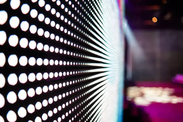 Elektronik müzik konserinde veya gece partisi etkinliğinde parlayan piksellerin ve dinamik sahne ışıklandırmasının soyut arka planında dijital ekranda renkli LED ışıkları