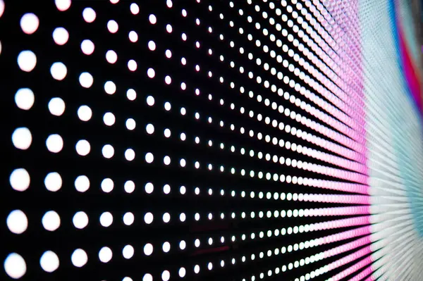 Elektronik müzik konserinde veya gece partisi etkinliğinde parlayan piksellerin ve dinamik sahne ışıklandırmasının soyut arka planında dijital ekranda renkli LED ışıkları