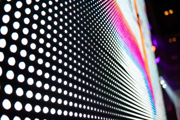 Elektronik müzik konserinde veya gece partisi etkinliğinde parlayan piksellerin ve dinamik sahne ışıklandırmasının soyut arka planında dijital ekranda renkli LED ışıkları