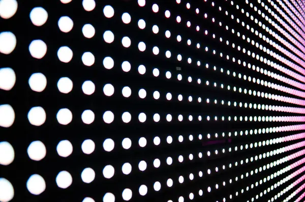 Elektronik müzik konserinde veya gece partisi etkinliğinde parlayan piksellerin ve dinamik sahne ışıklandırmasının soyut arka planında dijital ekranda renkli LED ışıkları