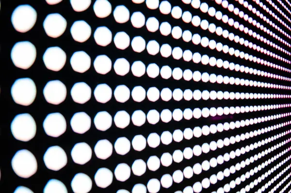 Elektronik müzik konserinde veya gece partisi etkinliğinde parlayan piksellerin ve dinamik sahne ışıklandırmasının soyut arka planında dijital ekranda renkli LED ışıkları