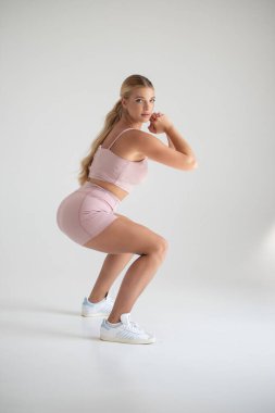 Sportif genç kadının germe egzersizleri yapması