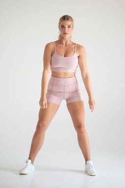 Kadın spor yapıyor.