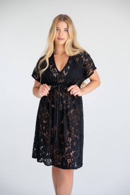 Siyah elbiseli güzel bir kadın.