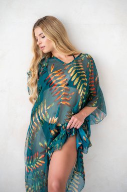 Güzel bir sarışın mavi gözlü portresi