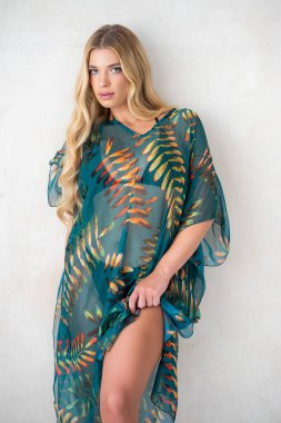 Parlak makyajlı güzel sarışın kız stüdyoda poz veriyor..