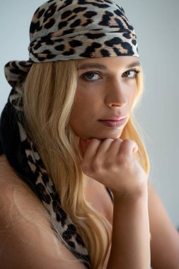 Şapkalı güzel bir genç kadının portresi.