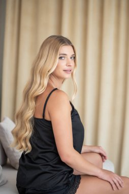 Stüdyoda poz veren uzun sarı saçlı güzel sarışın kız.