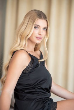 Siyah iç çamaşırlı güzel sarışın kadın.