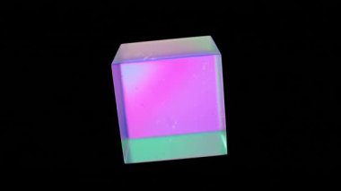 Soyut 3 boyutlu cam küp. Siyah bir arkaplanda holografik renkli geometrik figür. Pembe şekil nesne ve tasarım ögesi.
