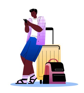 Turist ya da gezgin. Çantalı ya da bavullu gülümseyen adam akıllı telefon tutuyor ve seyahat ederken otel rezervasyonu yapıyor. Yaz tatili yurt dışında. Çizgi film düz vektör çizimi beyaz arkaplanda izole edildi