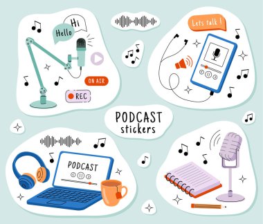 Podcast konsepti olan çıkartmalar. Ses kayıtları, canlı yayınlar, yayın. Mikrofon, kulaklık, dizüstü bilgisayar, çay bardağı. Çizgi film düz vektör koleksiyonu mavi arkaplanda izole edildi