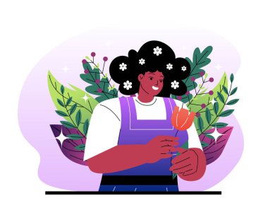 Çiçek tutan gülümseyen bir kadın. Etrafı yemyeşil yapraklarla ve yumuşak pastel arka planda çiçeklerle çevrili. Doğa, bahçe ve mutluluk kavramı.