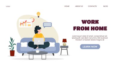 Dizüstü bilgisayarda çalışan bir kadın kahve masası ve ev dekorasyonuyla uzaktan çalışmayı ve üretkenliği temsil ediyor.