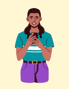 İki eliyle akıllı telefon tutan gülümseyen kişi, düz çizgi film tarzı, açık sarı arka plan, sosyal medya kullanımı kavramı ve dijital iletişim. Vektör illüstrasyonu