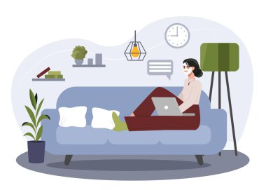 Kanepede dizüstü bilgisayarlı bir kadın, yüz maskesi takıyor, rahat bir oturma odasında, bitkiler ve dekorlarla dolu, düz stil, beyaz arka plan. Uzaktan çalışma ve rahatlama kavramı. Vektör illüstrasyonu