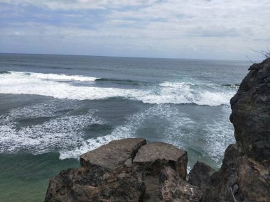 Kumsalda güzel bir deniz dalgası.