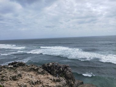 Mavi gökyüzü ile denizde taş