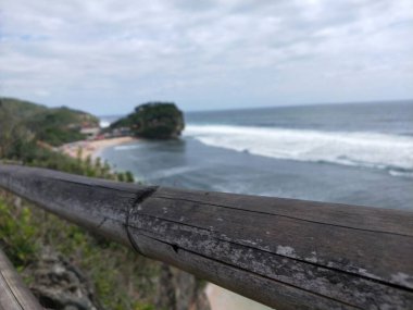 Kumsalda güzel bir deniz dalgası.