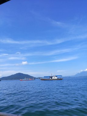 Kumsalda güzel bir deniz dalgası.