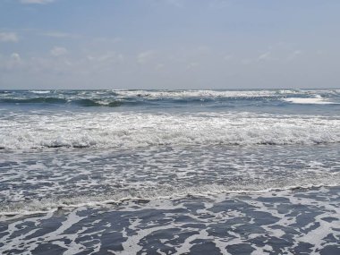 Kumsalda güzel bir deniz dalgası.