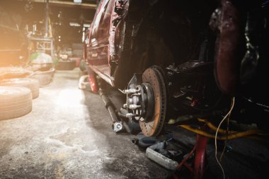 Arabadaki frenler ve garajdaki farklı ekipmanlar..