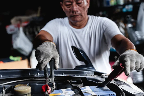 Auto Repair Shop Mechanics Work Repairing Maintaining Automobile Engines Address — Stock Photo, Image