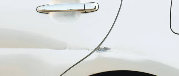 保险杠车辆上有很深的划痕和油漆损坏 汽车划伤和凹痕 涉及车祸的事故 免版税图库图片