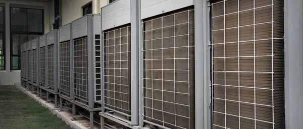 Bir Binanın Çatısına Klima Kompresörü Endüstriyel Havalandırma Üniteleri Havalandırma Sistemleri — Stok fotoğraf
