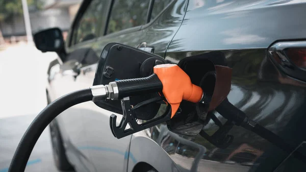 ガソリンスタンドで給油されてる 燃料補給ディーゼル燃料は車に電力を供給するために使用される ロイヤリティフリーのストック写真