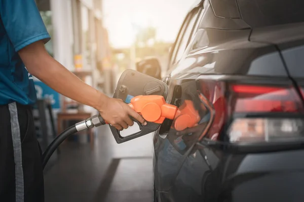 ガソリンスタンドで給油されてる 燃料補給ディーゼル燃料は車に電力を供給するために使用される ストック写真