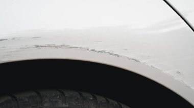 Çarpışan bir araçta derin çizikler ve boya hasarı. Araba çizildi ve göçtü. Araba kazasıyla ilgili bir kaza.