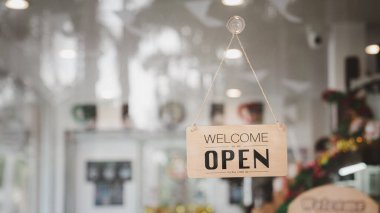 Kapı camından levhayı aç.